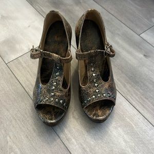 Bed|Stü Calla Leather Wooden Cut-out Wedge Platform Distressed Peep Toe Heels